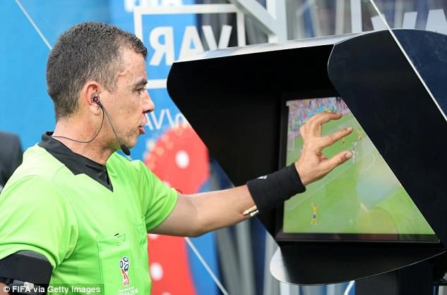 VAR là gì? Công nghệ VAR có được áp dụng trong World Cup 2023 không? var-la-gi